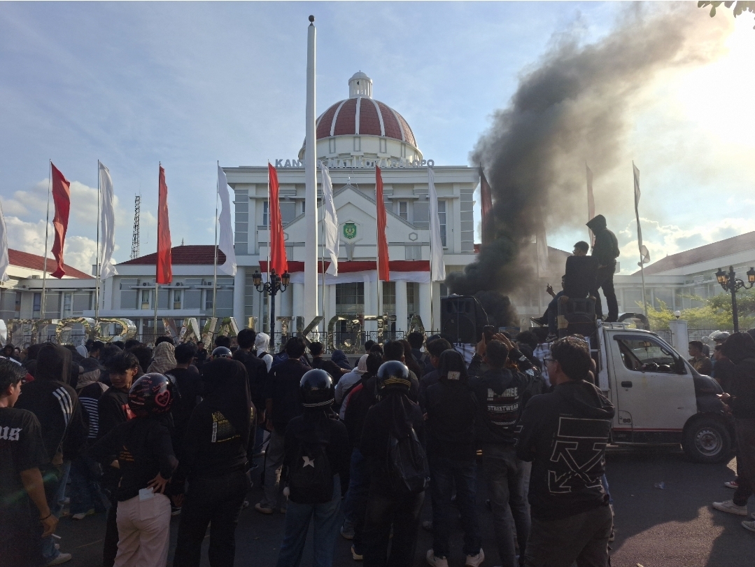 Massa aksi didepan Kantor Walikota Palopo, wdy, hashtagnews.id