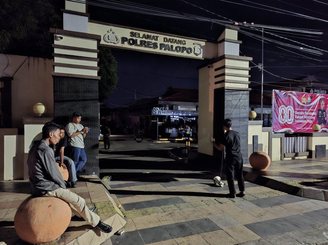 Pengunjuk rasa saat berorasi depan gerbang Mapolres Palopo, wdy, hashtagnews.id