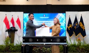 Kakanwil kemenkunham Sulsel serahkan penghargaan kepada Walikota Palopo, ist, hashtagnews.id